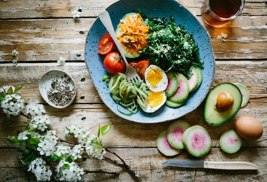 Plato saludable con huevo, aguacate y verduras para el paciente oncológico