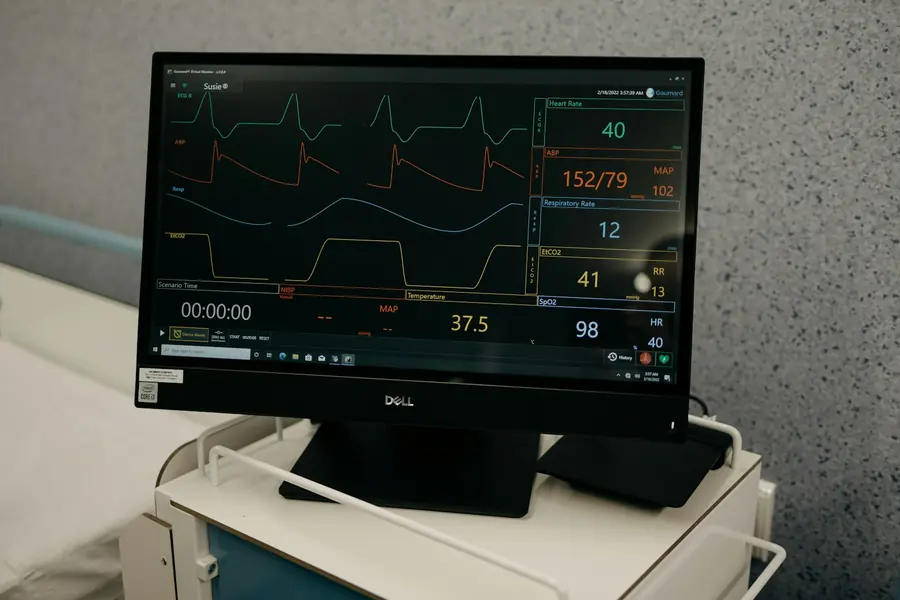 Monitor de signos vitales en una habitación de atención médica