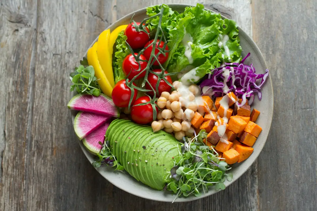 Tazón de verduras y legumbres para una alimentación saludable