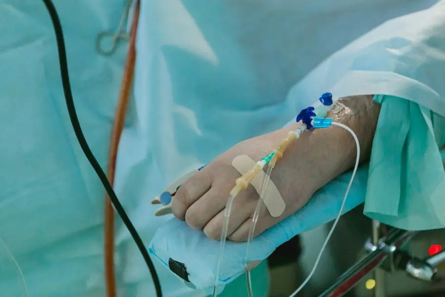 Paciente recibiendo tratamiento intravenoso supervisado