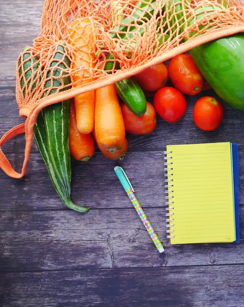 Verduras frescas y libreta para el plan nutricional del paciente oncológico