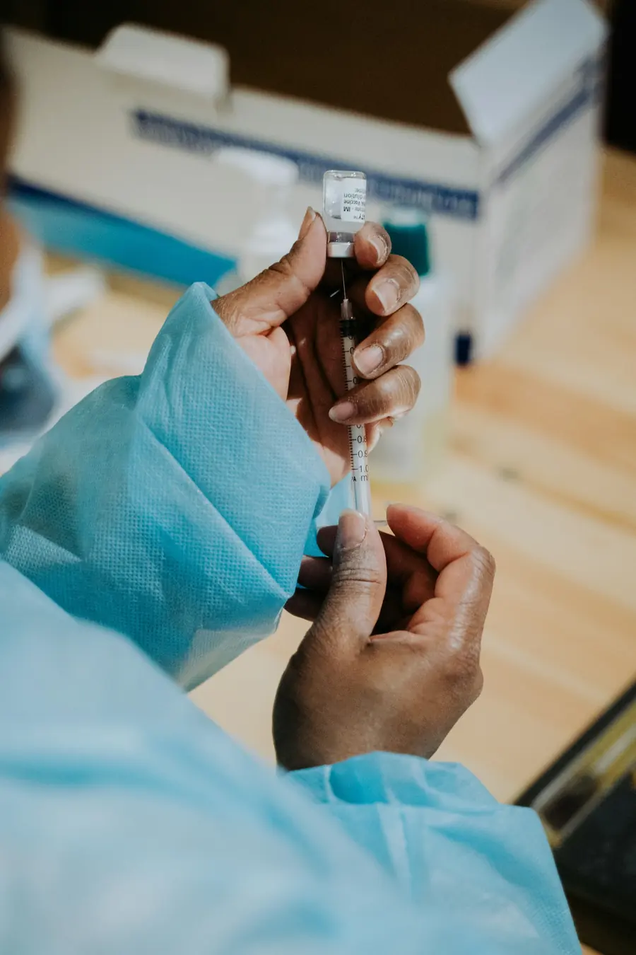 Profesional de salud preparando la dosis de una vacuna