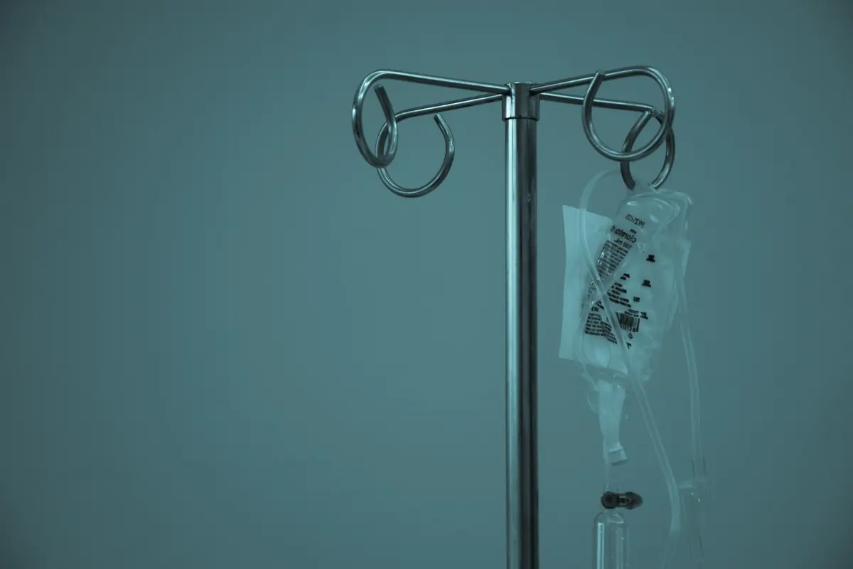 Bolsa de suero en soporte para tratamiento de quimioterapia